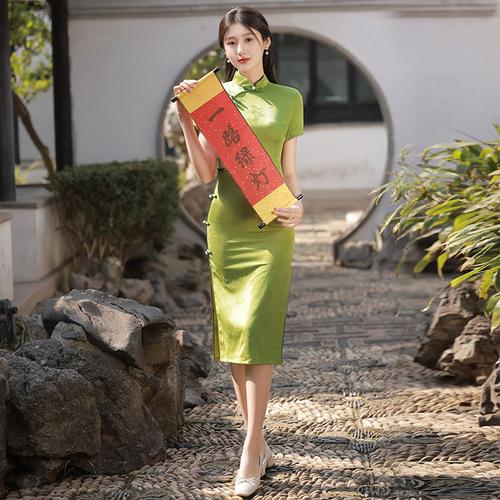 2025新澳门精准正版图库和考生爸爸穿旗袍送考与考生爸爸穿旗袍送考生礼物