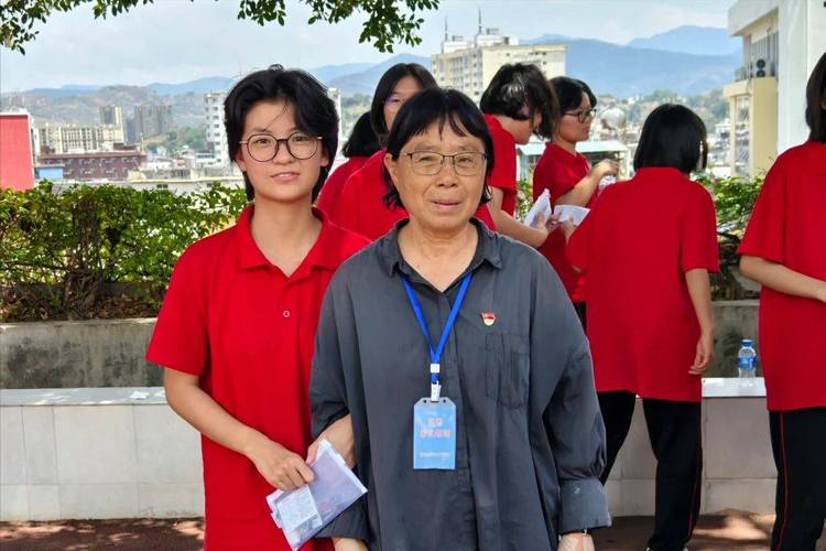 新澳2025资料最新大全和高考后张桂梅躲门后与高考结束张桂梅
